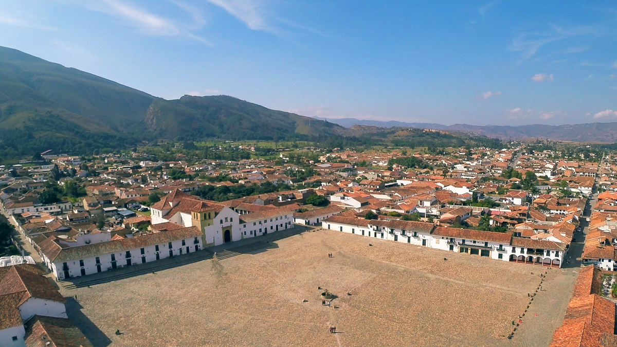 Plaza central de Villa de Leyva con su empedrado característico